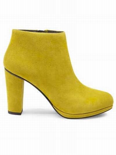 des chaussures jaunes